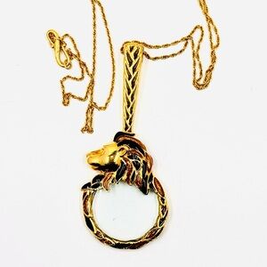 Cindy Adams Signed Gold Tone Lions Head Magnifying Glass W/Handle & 30” Chain